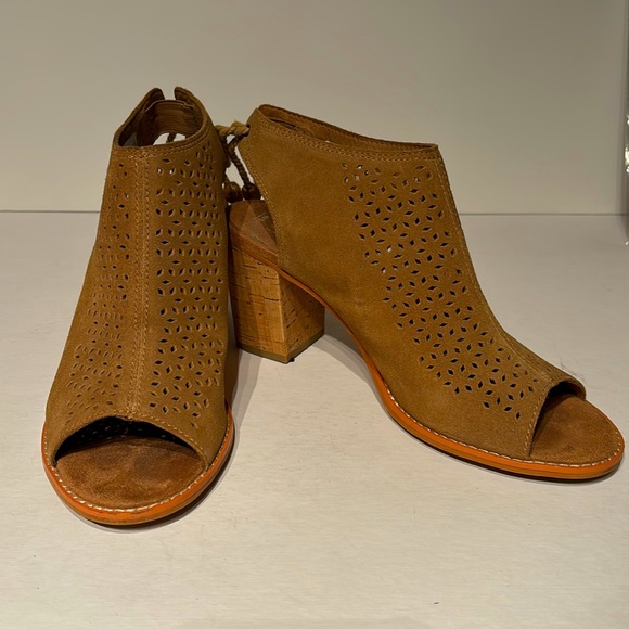 Toms Tan Cut-Out Block Heels - Picture 4 of 7